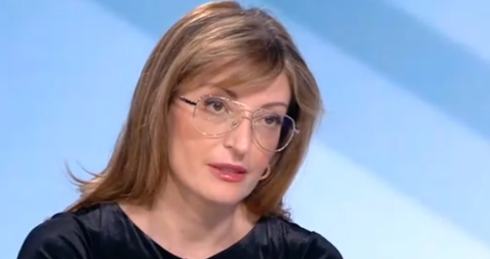 Кадър бТВЕкатерина Захариева коментира в ефира горещи международни теми свързани