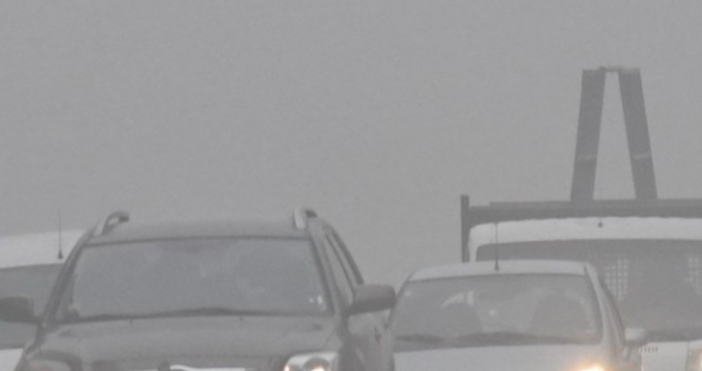 снимка БулфотоГъста мъгла затруднява движението на магистрала Хемус Видимостта е до