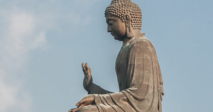 снимка   УикипедияСтатуята се намира на остров   в двора на манастира  на
