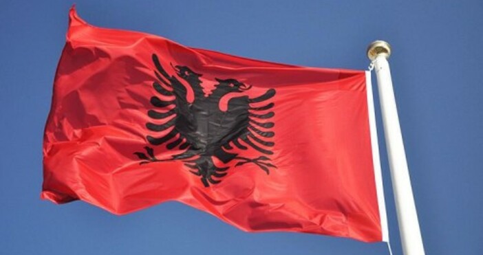 Снимка znamena flagove comВ Албания мерките продължават От днес вечерният час в страната