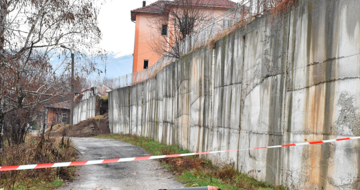 снимки БулфотоКюстендилска община е застрашена от срутване след като част