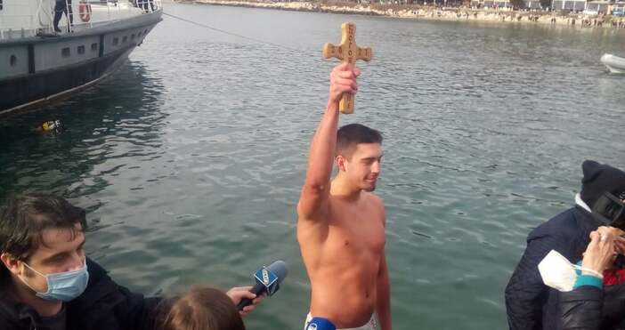 снимка Петел Два пъти хвърляха кръста във Варна Причината е че