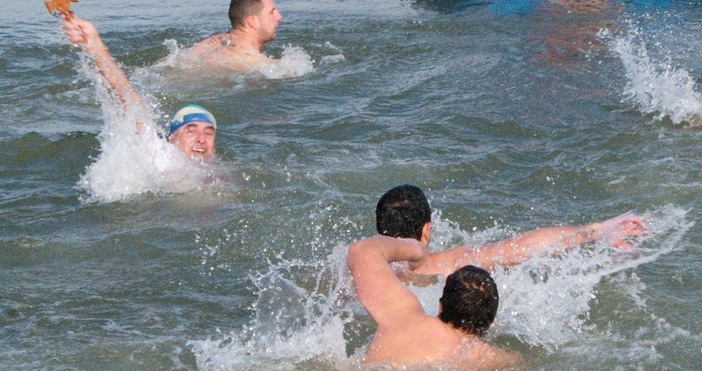 Снимка Булфото29 годишен мъж бе спасен от удавяне при скачането за