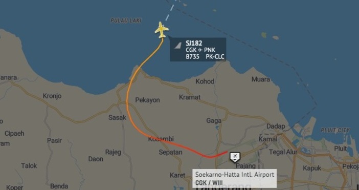 Индонезийските власти изгубиха връзка със самолет Boeing 737-500 на Sriwijaya