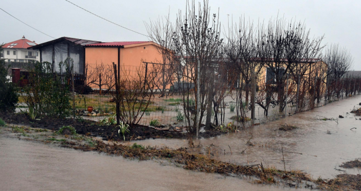 снимки БулфотоПоройният дъжд наводни дворовете в софийското село Мрамор и