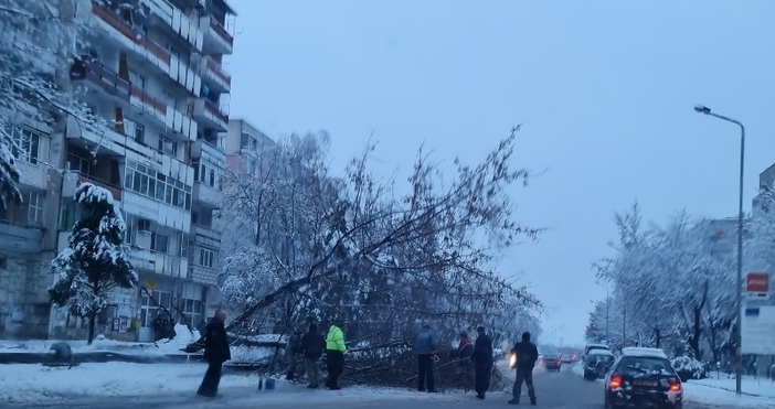 Снимка БулнюзВъв Видин е истински снежен ад. Улиците са покрити