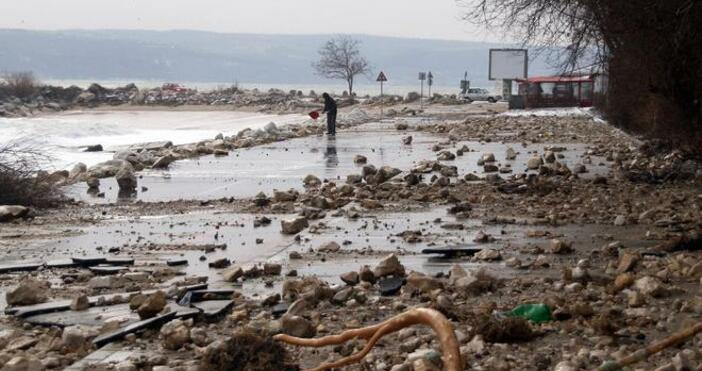 Снимка Булфото архивИ във Варна дъждовете нанесоха поражения Нов свлачищен