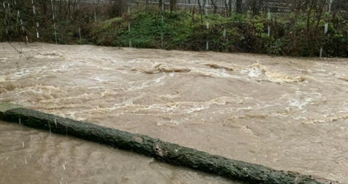 СнимОт полицията в Бургас предупреждават че е затворен пътя от Ахтопол