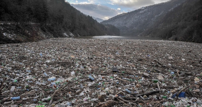 снимки БулфотоОгромното количество битови отпадъци е донесено от водите на