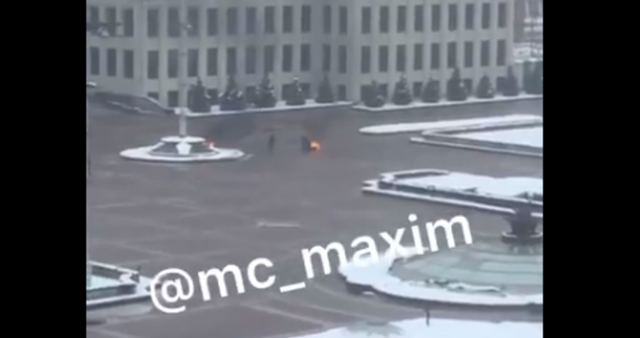 Полицаи и минувачи гасиха самозапалил се мъж в Минск Инцидентът