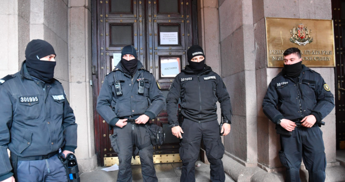 снимка БулфотоПротестиращи пред Министерски съвет граждани опитаха да пробият полицейския кордон