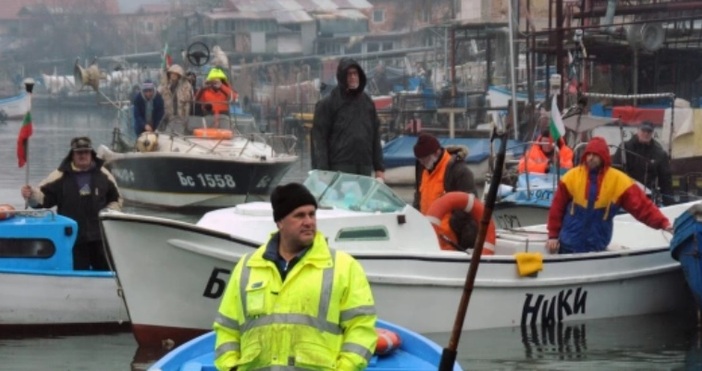 Снимки БулфотоНа мълчалив протест излязоха рибарите от Ченгене скеле като