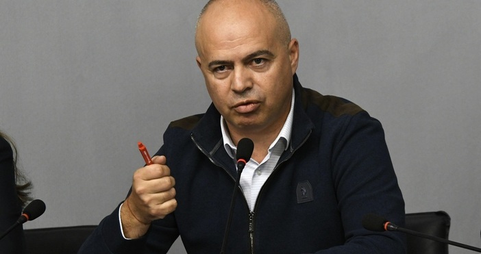 Снимка БулфотоИзвестен депутат от левицата започна психологическа война с управляващите Той