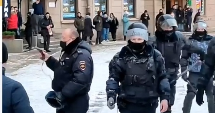 Кадър РТРуски полицай извади пистолет при сблъсък с протестиращи срещу
