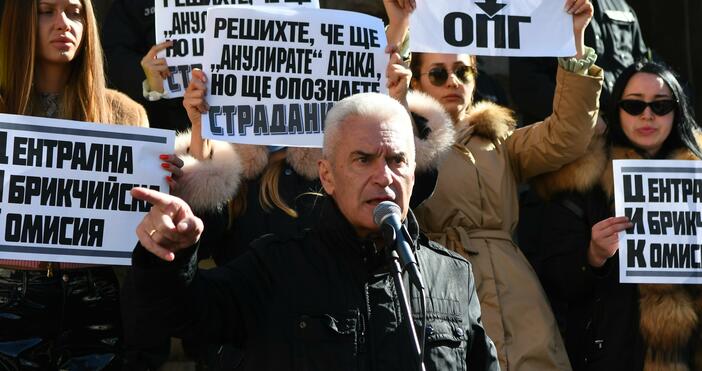 Снимки: БулфотоВолен Сидеров поведе протест на партия Атака пред Централната избирателна