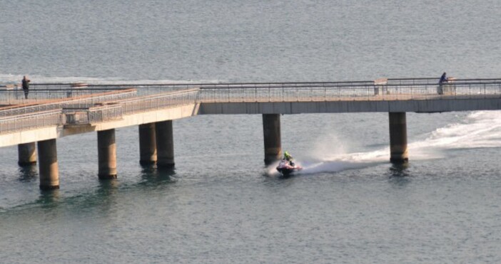 Снимка: БулфотоИздирват жена, скочила от моста в Бургас вчера, съобщи