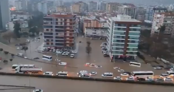 İz Gazete,Поройни дъждове потопиха Турция. Най-сериозно е положението в окръг Измир,