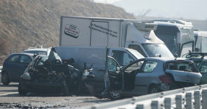 илюстрация БулфотоВерижна катастора с десет коли е станала на автомагистрала Струма
