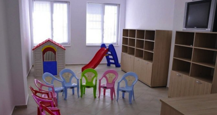 Снимка Булфото Петел следи дали работещите в детските градини във Варна са