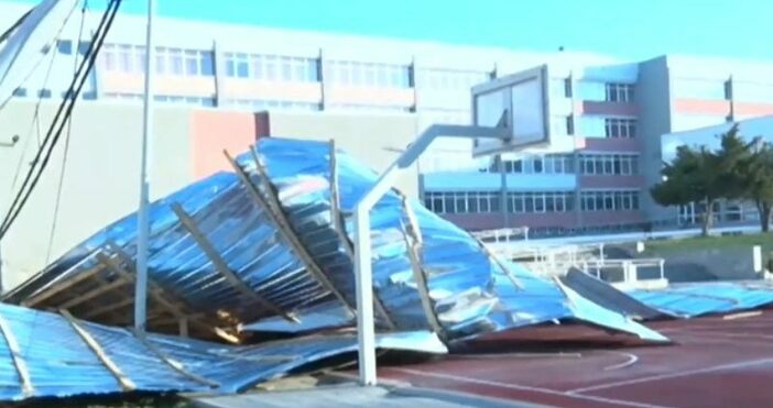 Кадър: Нова телевизияСилният вятър отвя метален покрив, който падна в