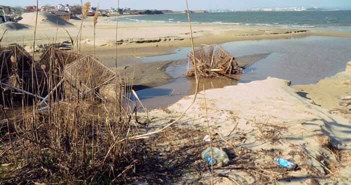 Снимки БулфотоПоройните дъждове увредиха плажа в бургаския квартал Крайморие Той
