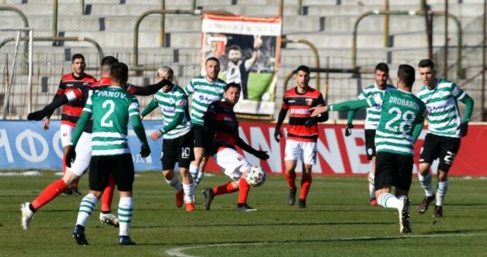 Снимки chernomorepfc bgВ студения съботен ден Черно море и Локомотив Пд изиграха