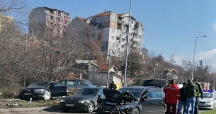 Снимка Тежка катастрофа е станала във Варна днес  35 годишен шофьор е в