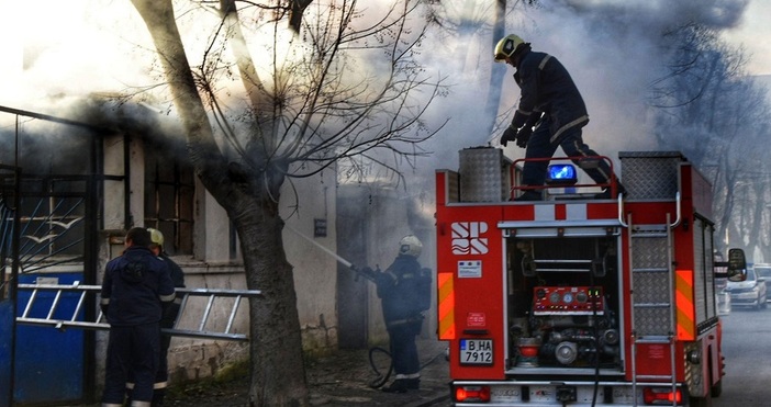 Снимки БулфотоПламна изоставена постройка във Варна Пожарникари гасиха изоставена къща