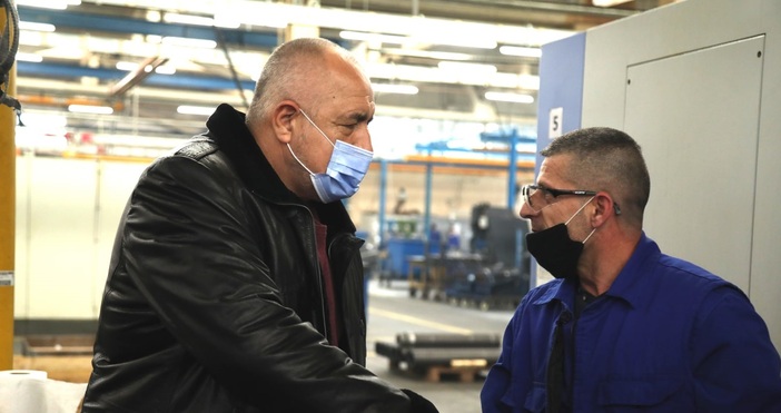 Снимка Фейсбук Бойко БорисовПремиерът Бойко Борисов посети завода за хидравлика