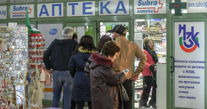 Снимка БулфотоБългарите се втурнаха към аптеките за да се снабдят