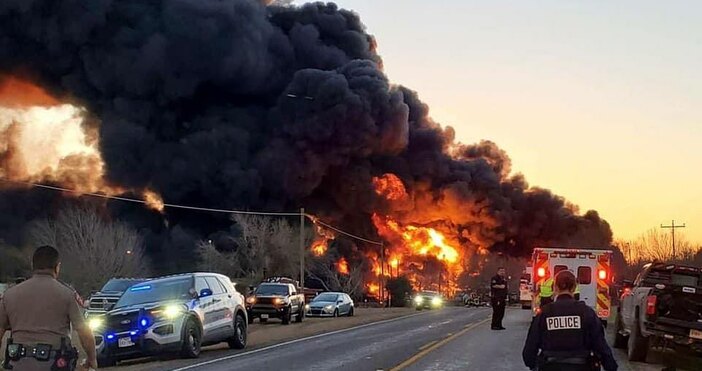 Редактор  e mail  Снимка Полиция на окръг КамерънВлак превозващ петрол се сблъска с