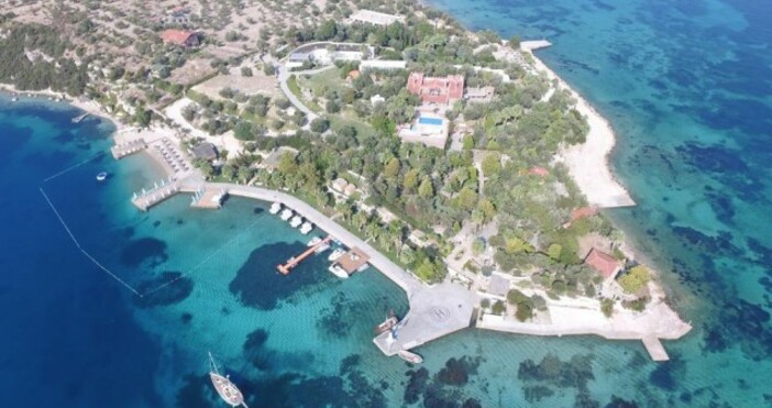 фото  instagram com oliviera resortНа острова има дори и хотел Продават се  26 хектара от
