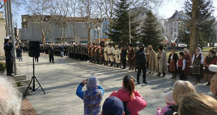Снимки ПетелВъв Варна започна отбелязването на Националния празник 3 март Първото