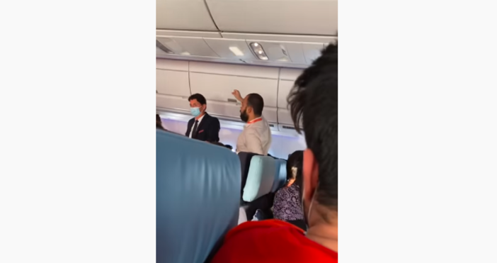 кадър  YoutubeВ Youtube се появиха кадри от скандала в самолета който