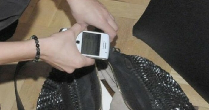 Снимка Булфото архивМъж изтръгна телефон от ръката на млада жена