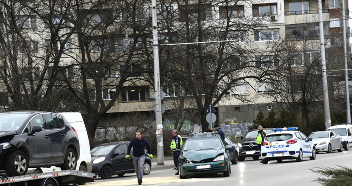 Снимки БулфотоКатастрофа в София предизвика задръстване във възлов район Сблъскали са се