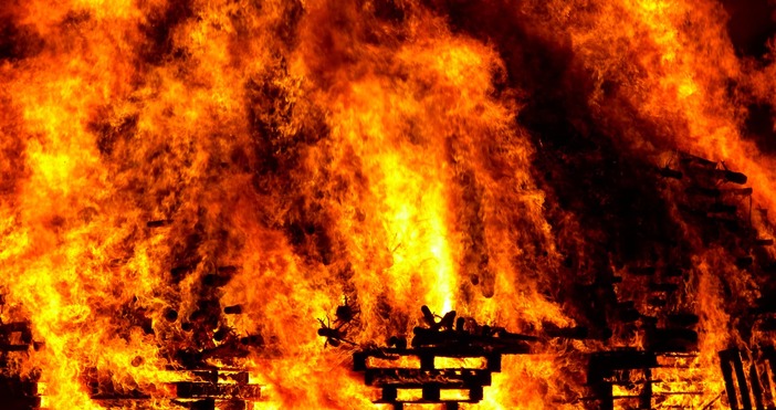 фото: pexels.comОколо 100 пожарникари са се борили с пожара.Инцидентът се случва само два