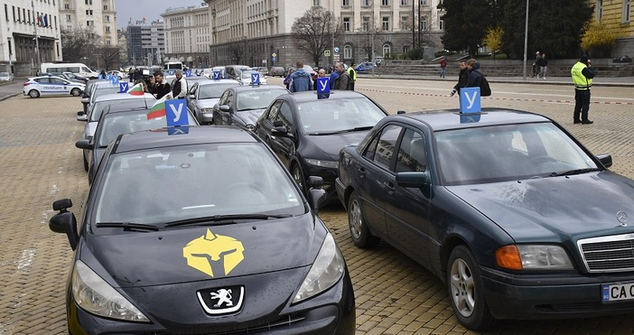 Снимки Булфото Жълтите павета се напълниха с учебни автомобили. Автоинструктури
