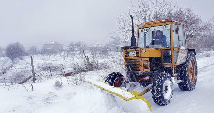 Снимка Булфото архивСилен снеговалеж затрупа прохода Шипка В момента е затруднено