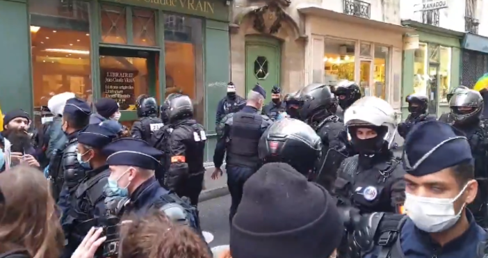 Редактор  e mail  Кадър и видео Nadege RTFranseХора излязоха на протест в Париж срещу
