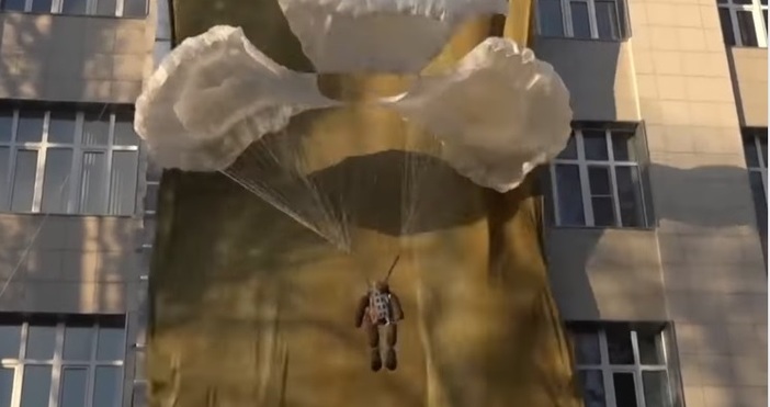 Кадър: Фейсбук/RT.comПожарникарите в Русия въведоха нова спасителна система с парашут.