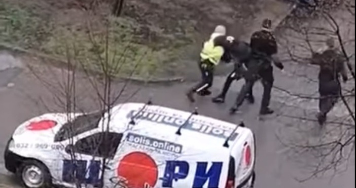 Кадър Youtube Зрител на MG PressTvМасова подкрепа получиха двамата отсранени полицаи