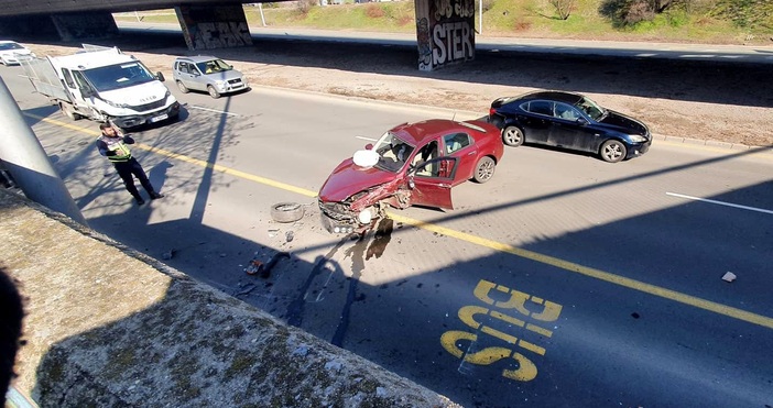Снимки БулфотоОще един тежък инцидент с автомобил и градска инфраструктура