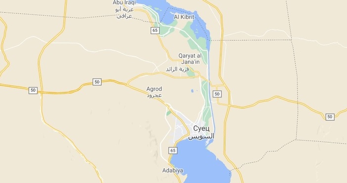 Кадър Google MapsВ Суецкия канал са блокирани стоки и петролни