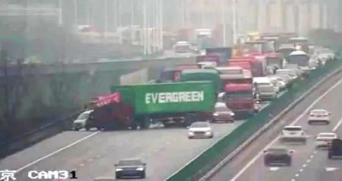 СтопКадър Тайван Инглиш НюзСъвпадение ли е  В Китай камион с контейнери Evergreen предизвика