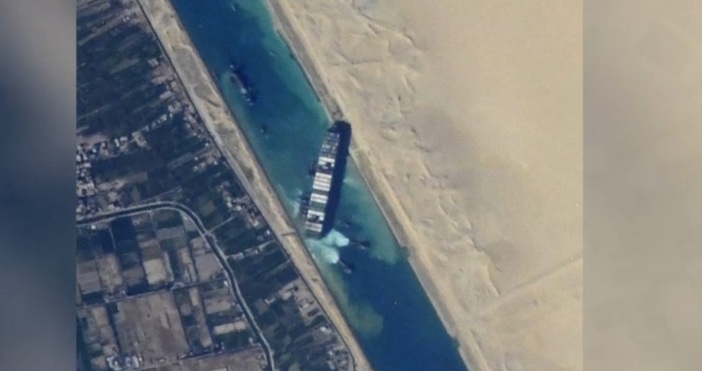 Снимка Сергей Сверчков инстаграмЗадната част на заседналия кораб в Суецкия