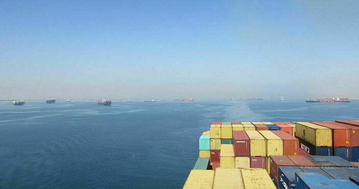 Преминаването през Суецкия канал беше възстановено след близо седмица блокада фото