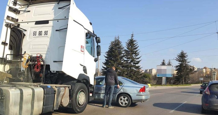 снимка Павел Лозанов Произшествие с камион и лек автомобил стана тази