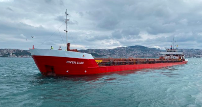 снимка  Туитър90 метров товарен кораб под панамски флаг аварира на Босфора