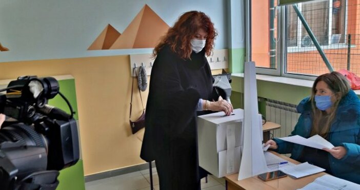 Снимка Прессекретариат на президентаВицепрезидентът Илияна Йотова гласува и разкри какво